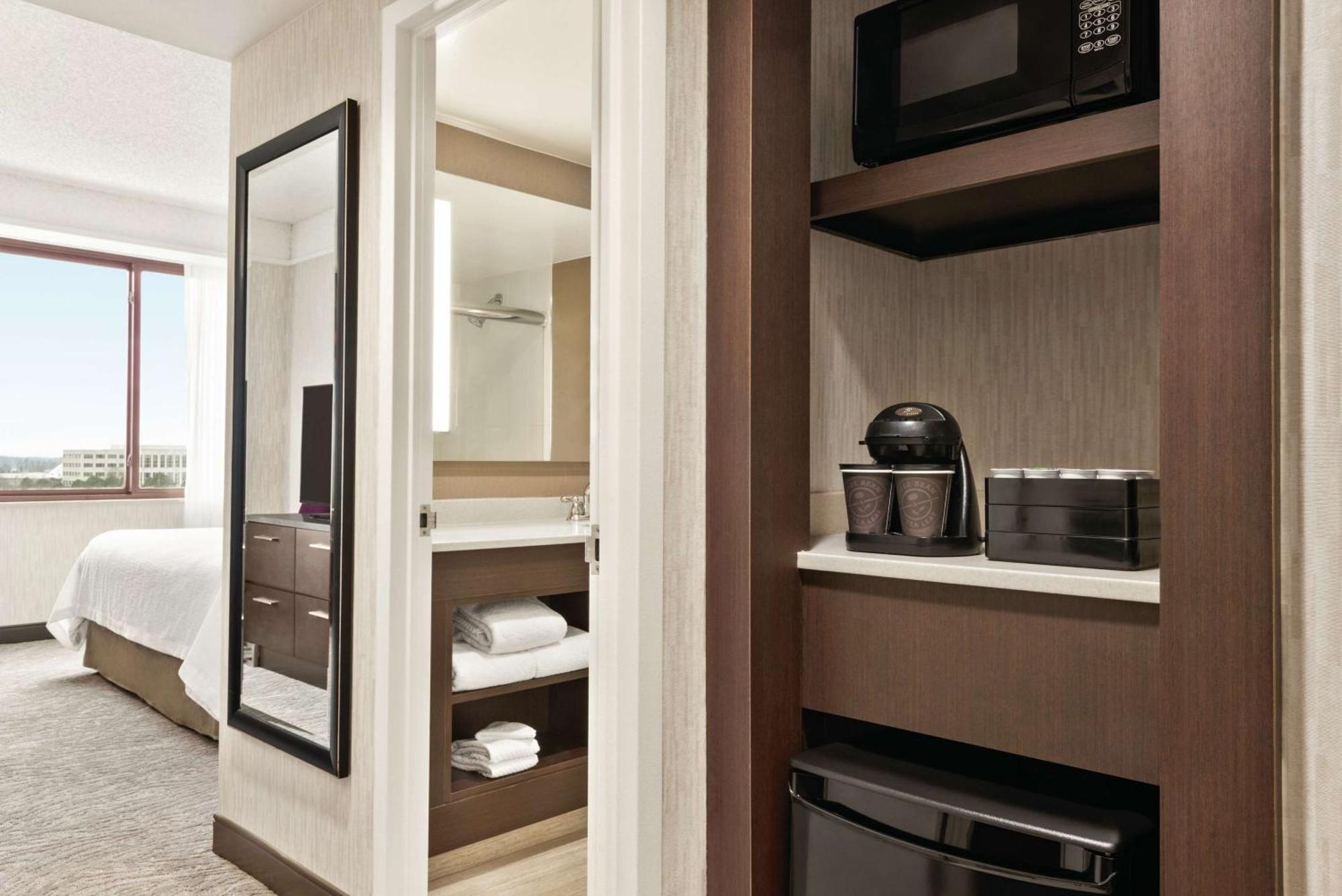 Hotel Embassy By Hilton Chicago North Shore 4*